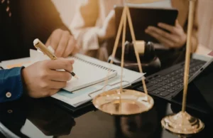 Analista jurídico revisando documentos tipo de Colombia Compra Eficiente para una licitación de obra pública.