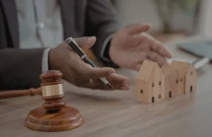 Abogado asesorando sobre el restablecimiento del equilibrio económico en contratos de obra.