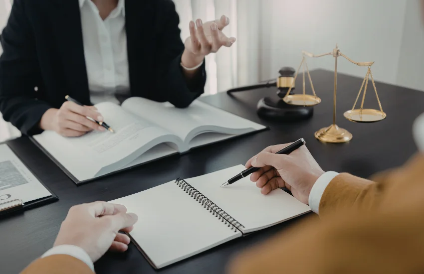 Equipo de consultores legales analizando cronogramas y pliegos de condiciones para una licitación pública en Bogotá.